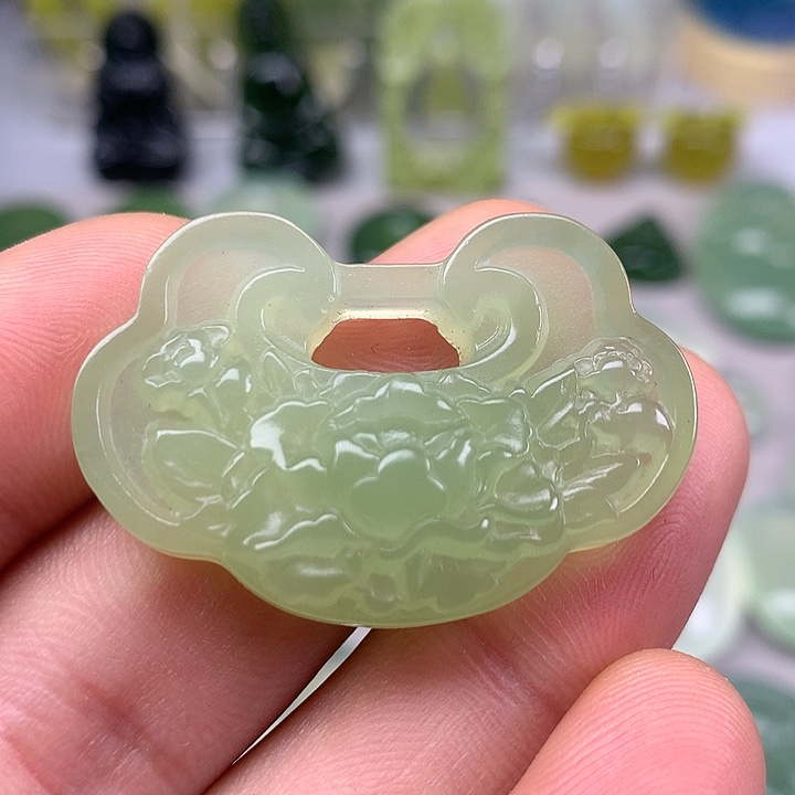 蛇纹石玉挂坠未镶嵌