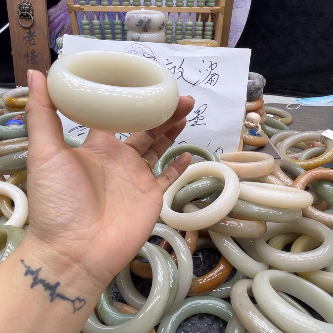 ༂****石英质玉未镶嵌手镯