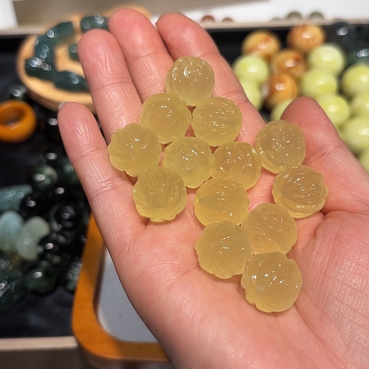 汪***碎蛇纹石玉未镶嵌核桃13粒