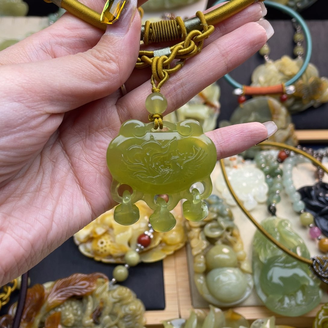 蛇纹石玉颈饰未镶嵌