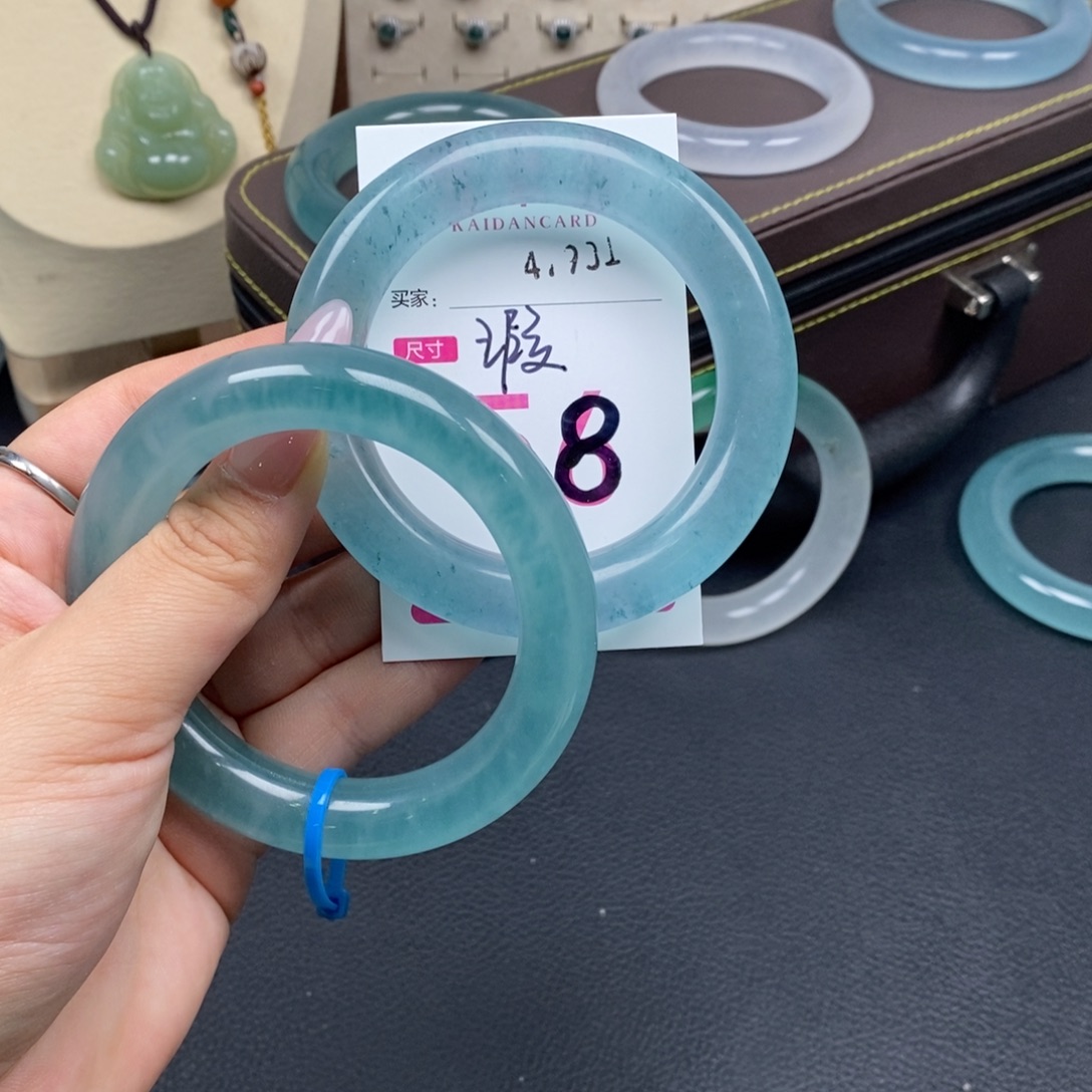 迷***返石英质玉未镶嵌手镯