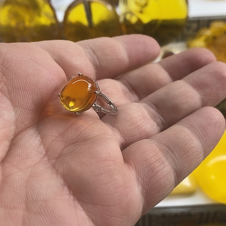 琥珀裸石未镶嵌戒指