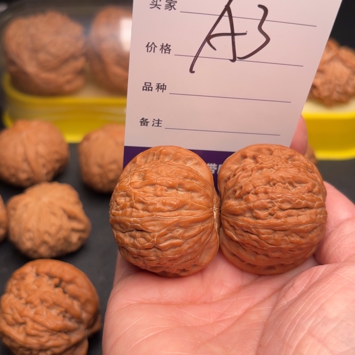 王***。桃核把件41铁锤狮子头