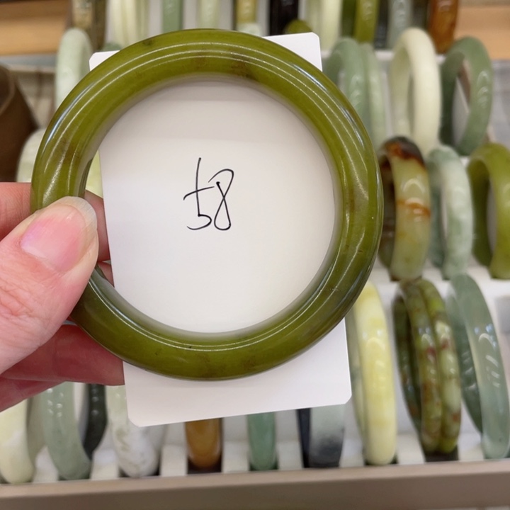 蛇纹石玉手镯未镶嵌抹***?