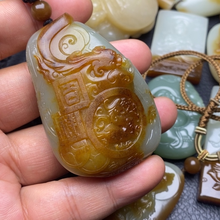 何***州和田玉未镶嵌挂件