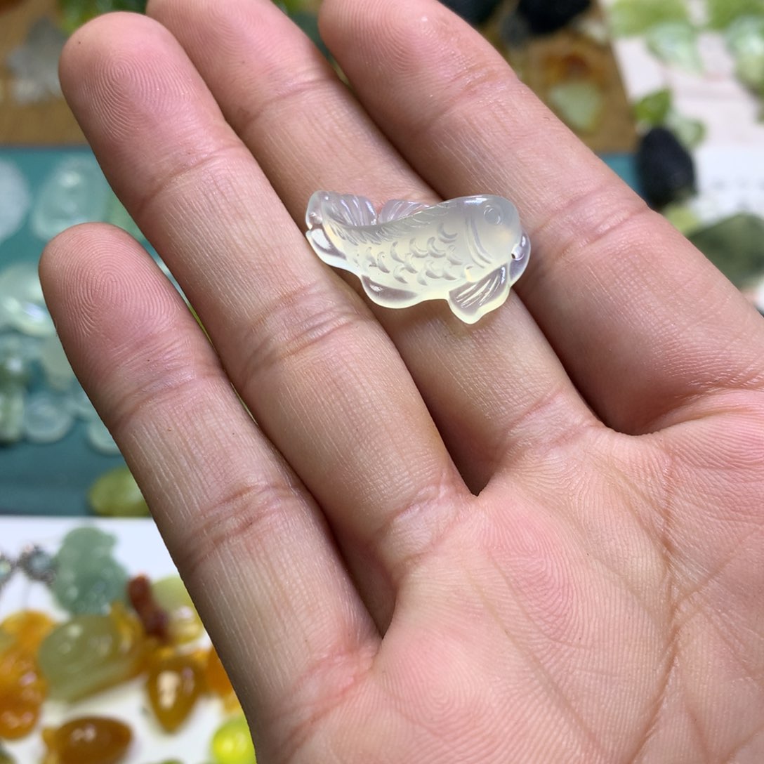 岫玉颈饰未镶嵌锦鲤
