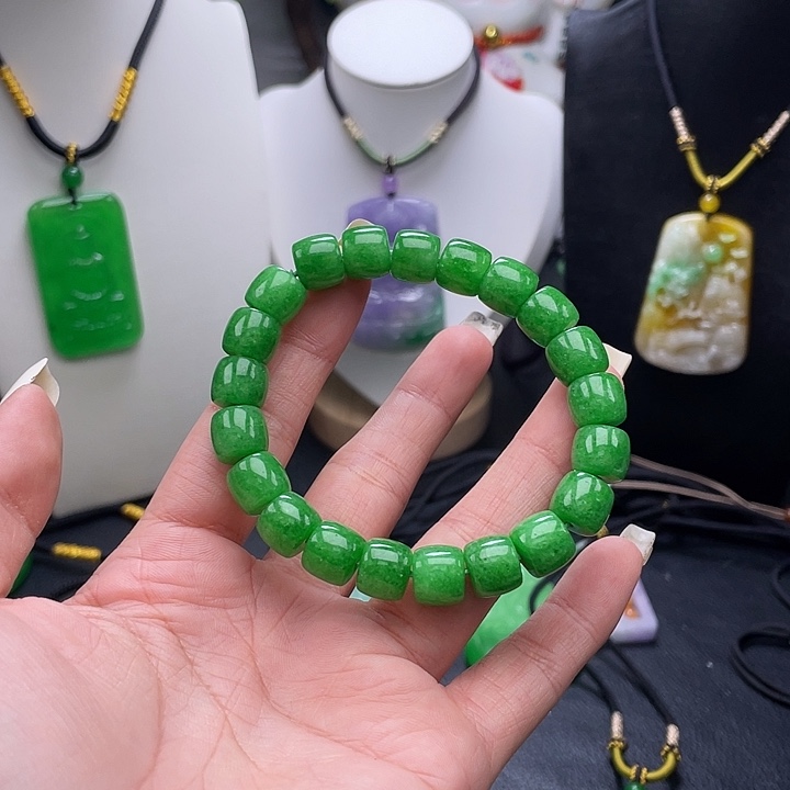 翡翠未镶嵌吊坠(赠链)