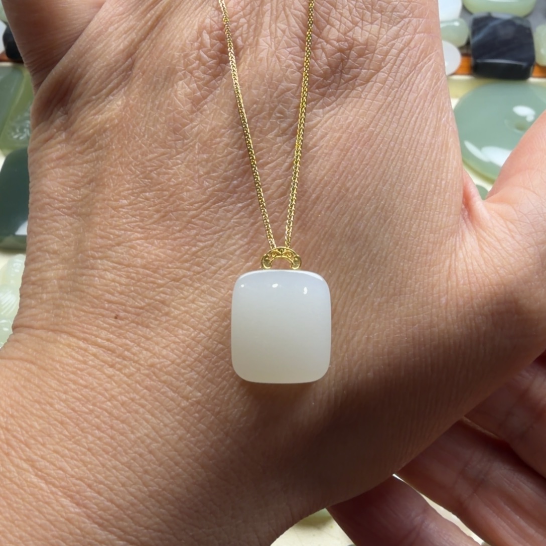 和田玉18K金镶嵌颈饰