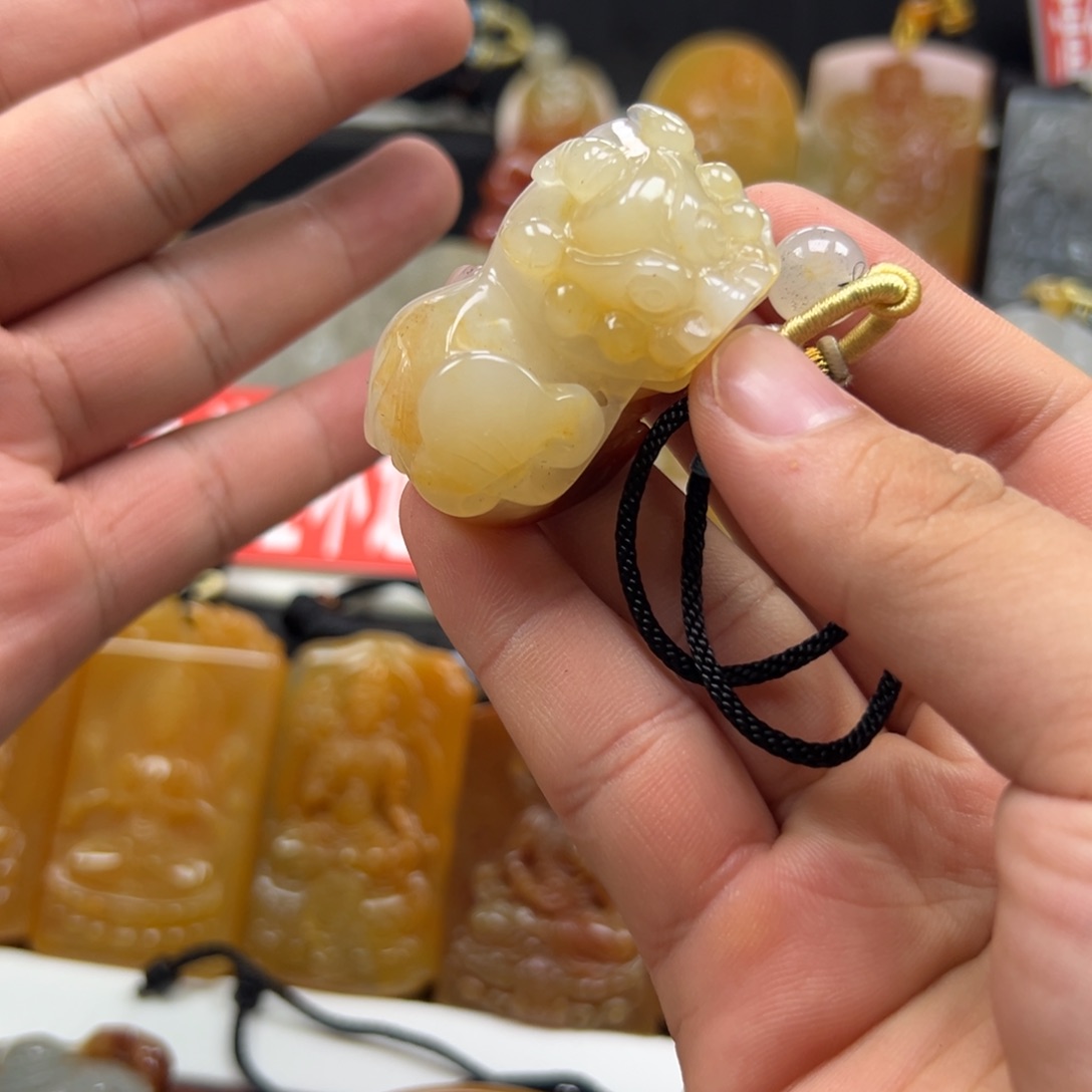 未镶嵌石英质玉（黄龙玉）多样性发货，发其一