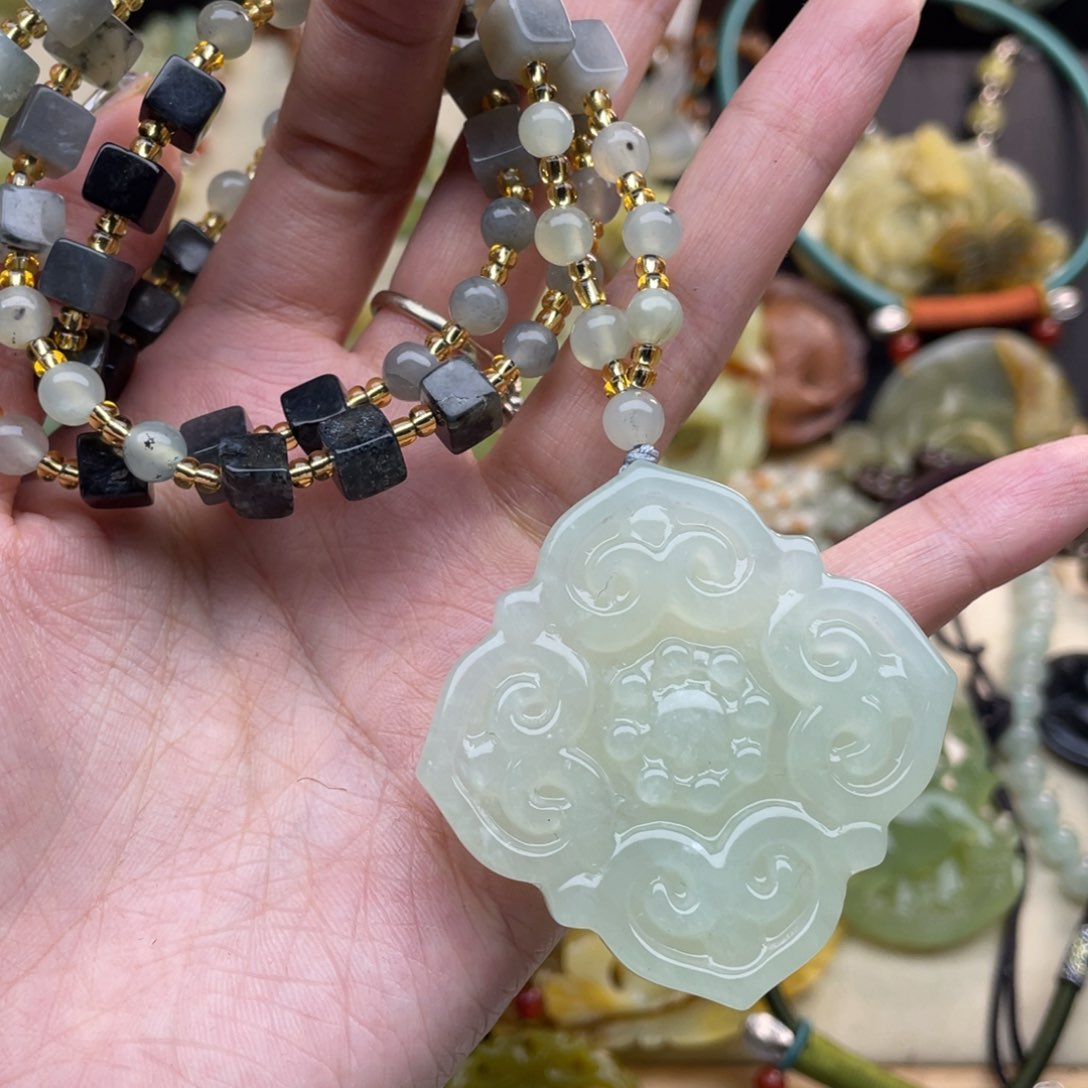 蛇纹石玉颈饰未镶嵌