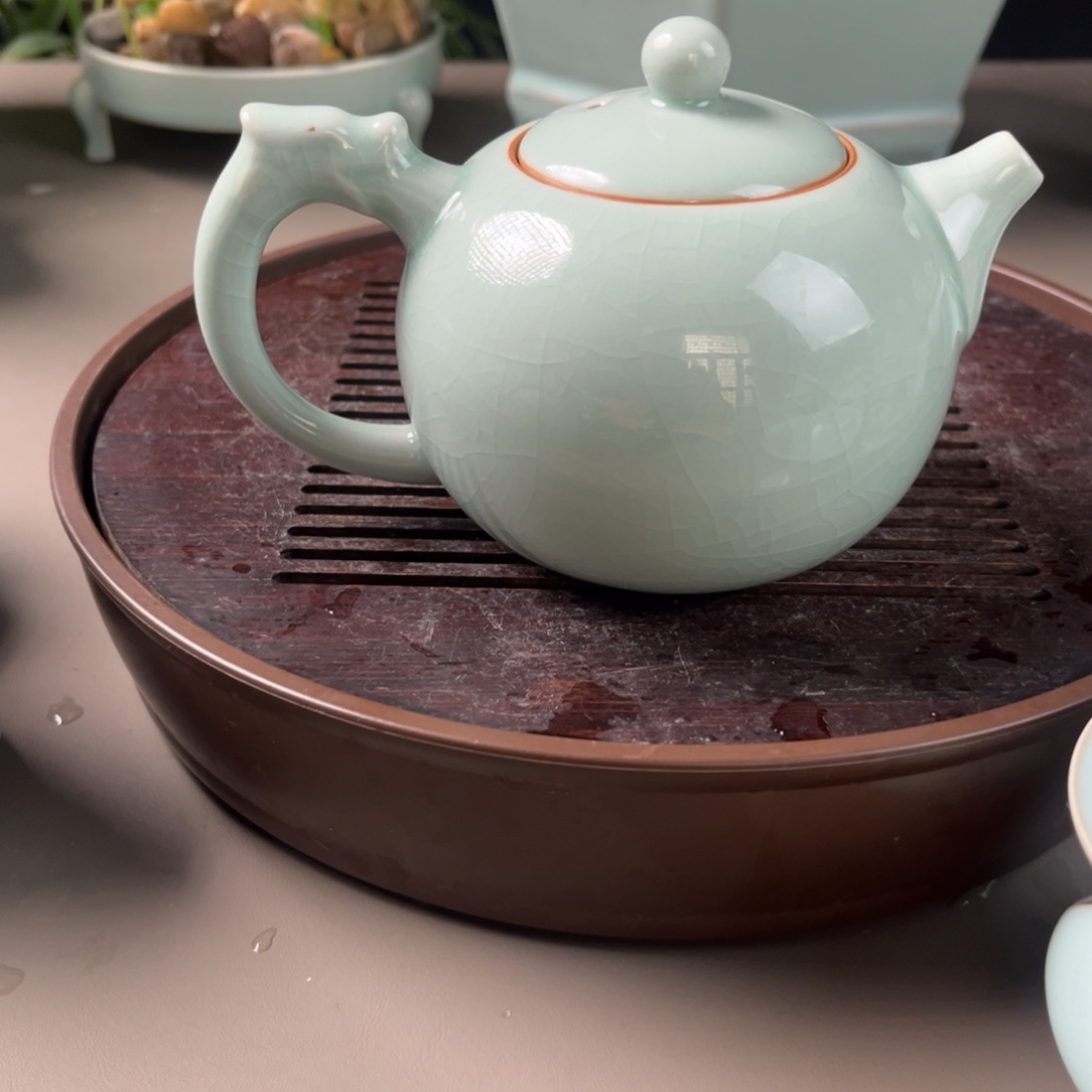 天青色釉水微瑕西施壶