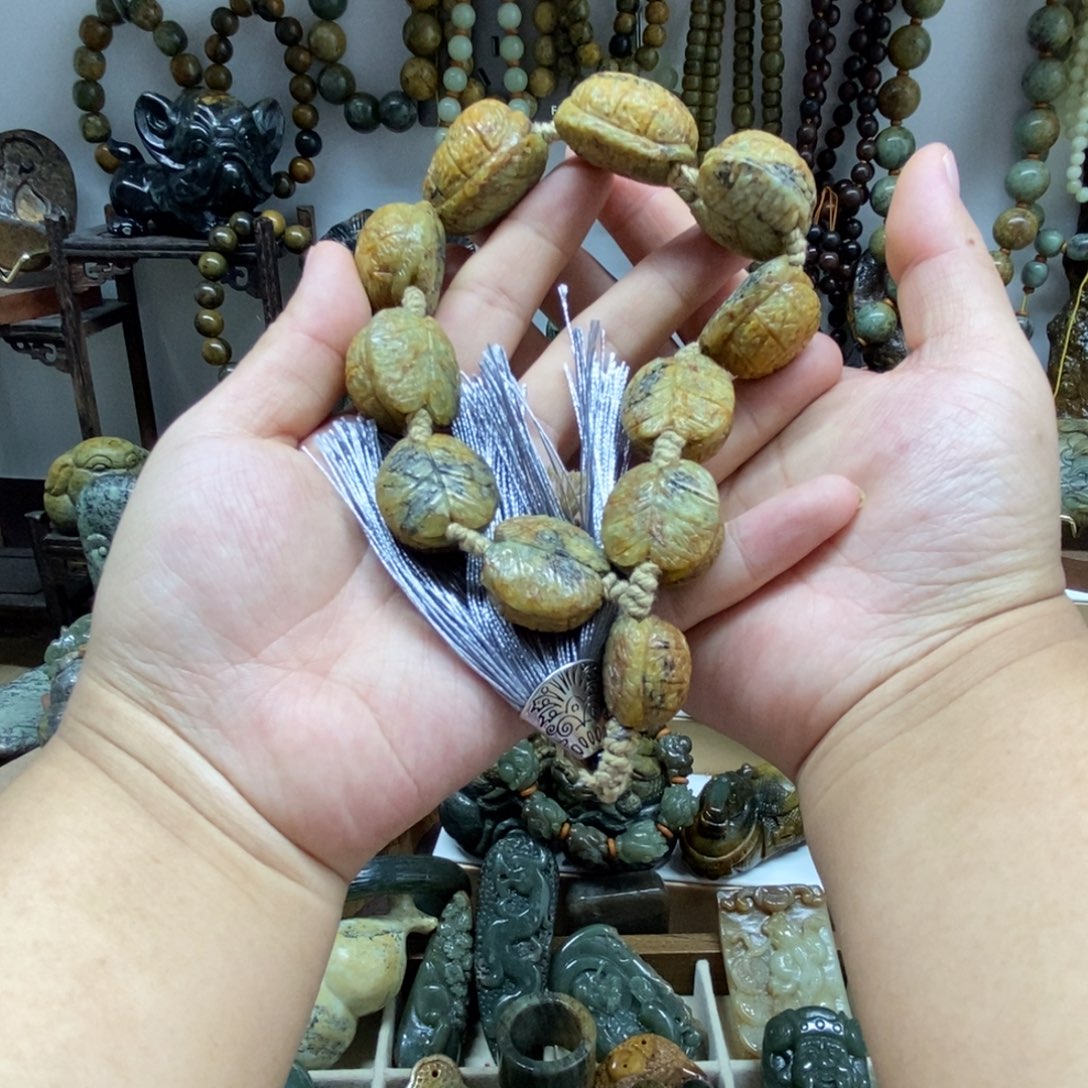 未镶嵌岫岩河磨玉（透闪石质玉）把件