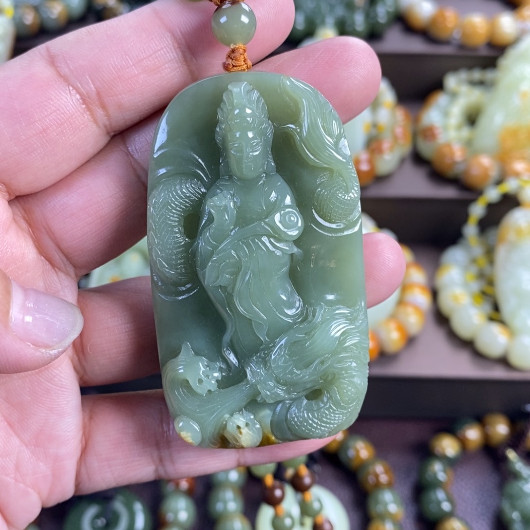 透闪石质玉未镶嵌颈饰