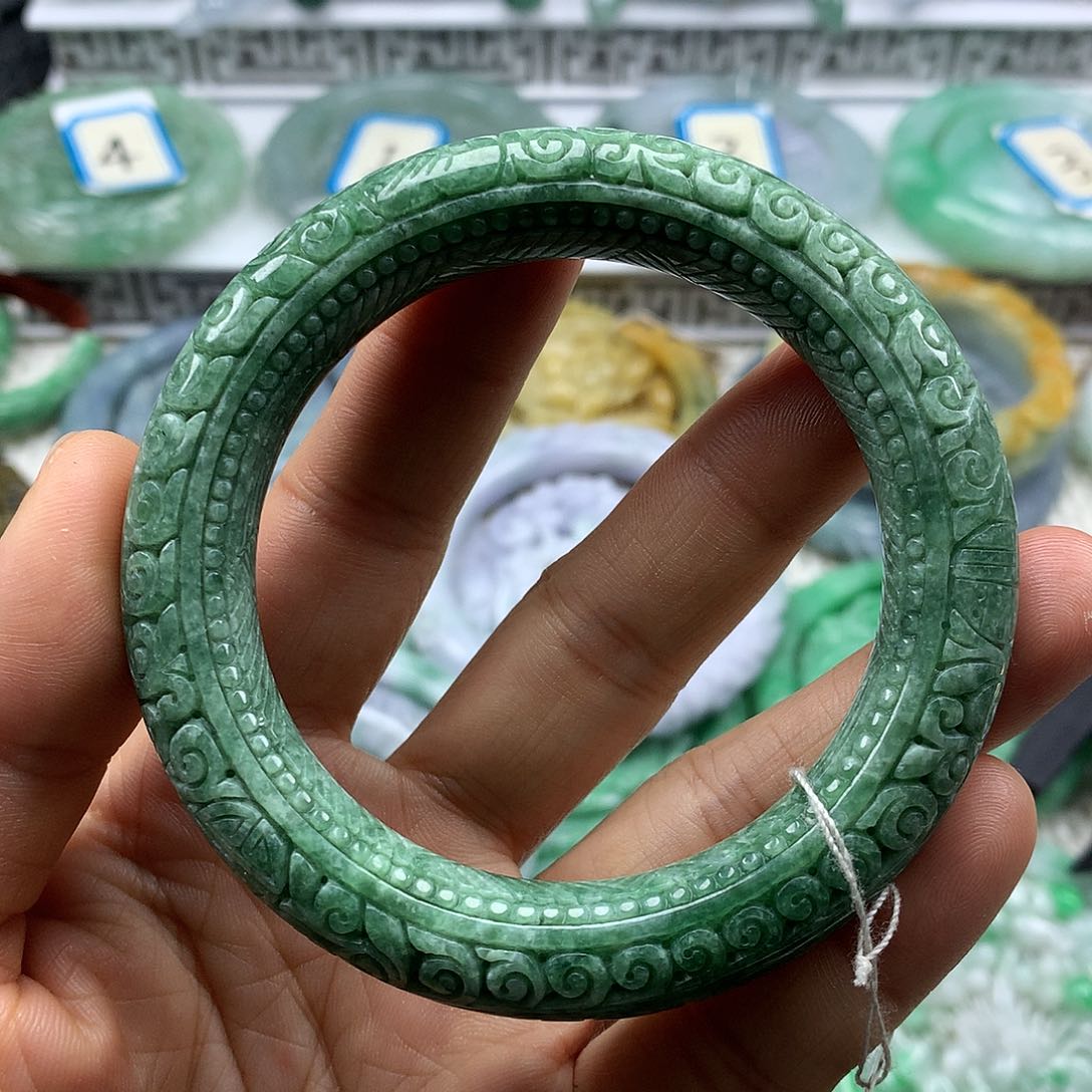 翡翠手镯未镶嵌小*步复古风格