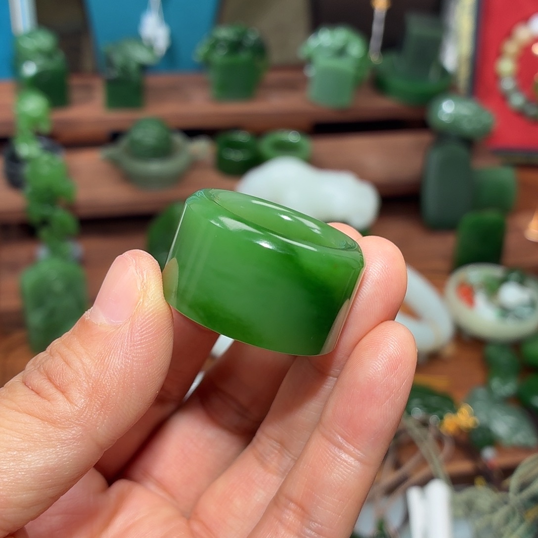 塵***下和田玉未镶嵌戒指