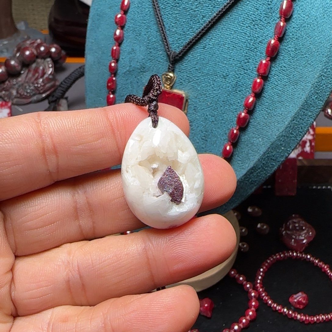 天然辰砂晶体吊坠