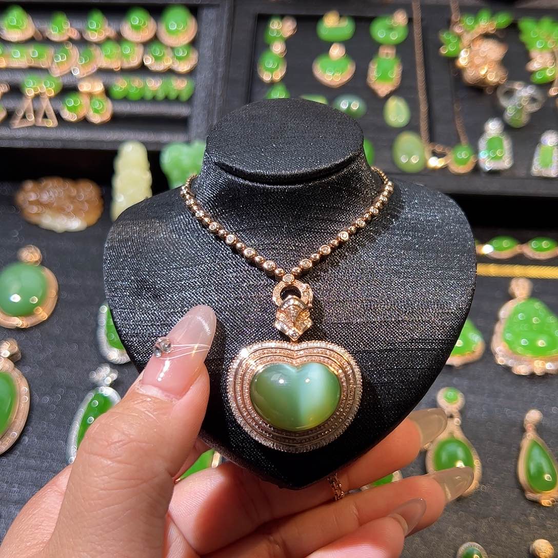 和田玉（碧玉）颈饰18K金镶嵌