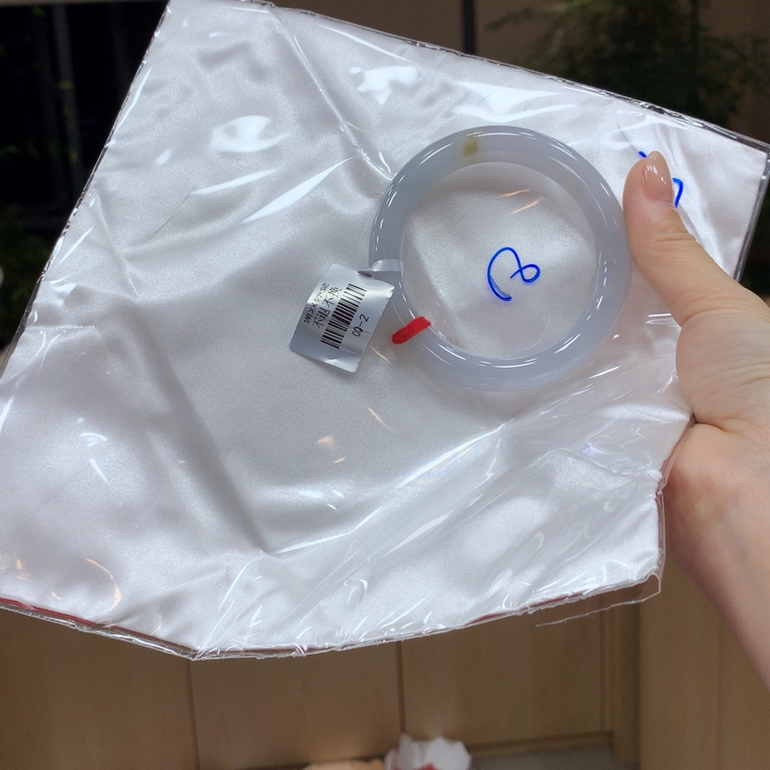 翡翠手镯未镶嵌不退不换