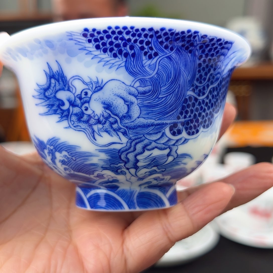 柴窑滑石子精品。鱼化龙压手杯（内绘八卦）