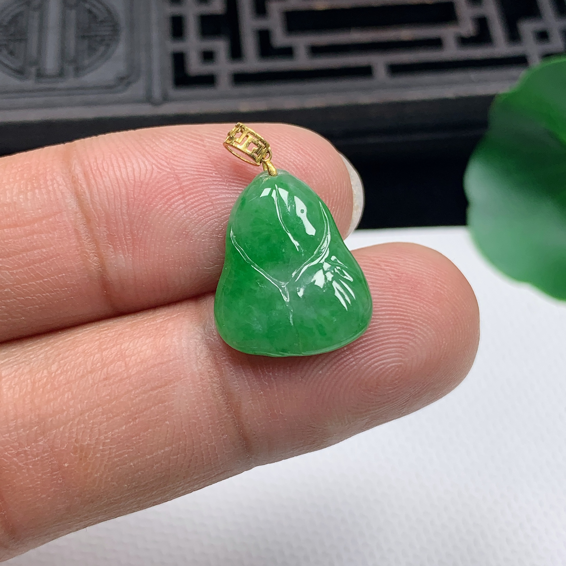 天然翡翠A货18K金扣精美飘绿白菜小吊坠尺寸16.9*14.3*3.8mm