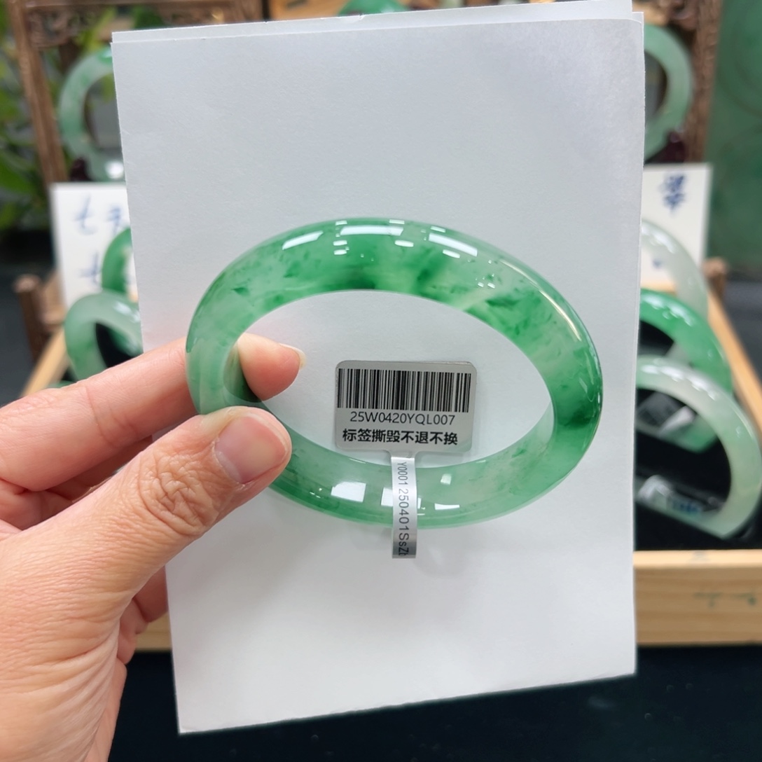 杰***石英质玉未镶嵌手镯➕佳佳62.