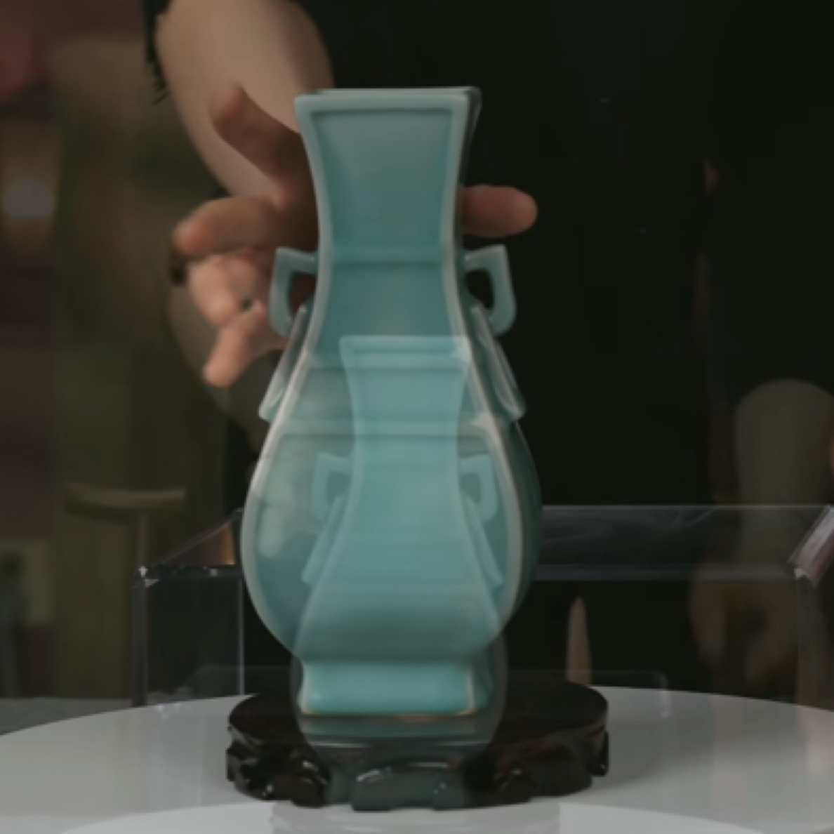 M龙泉粉青釉双耳衔环四方瓶