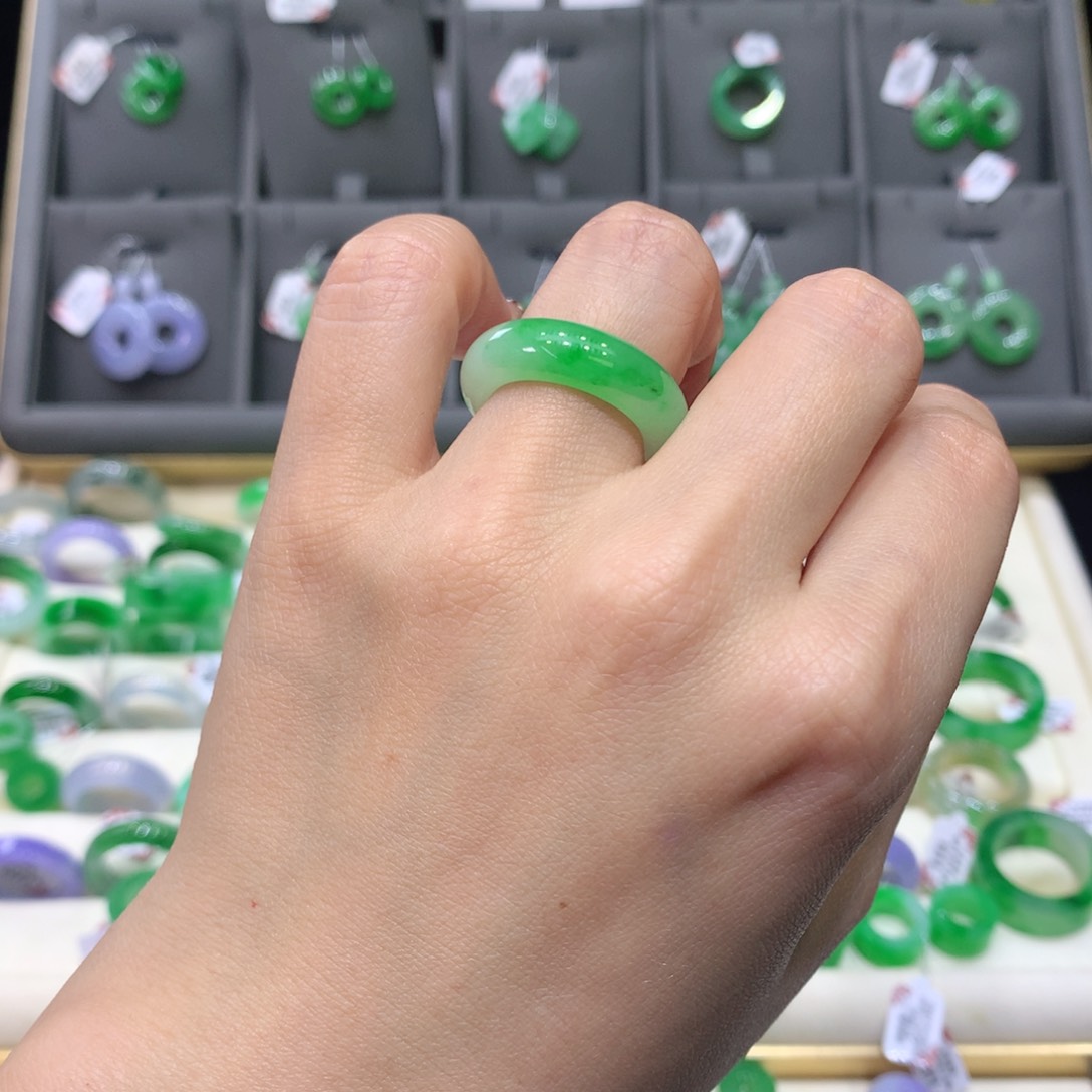 翡翠戒指未镶嵌洵**恒翡翠