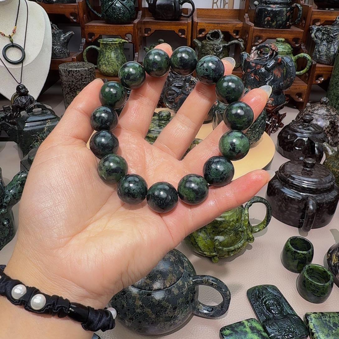 一***室蛇纹石玉未镶嵌摆件