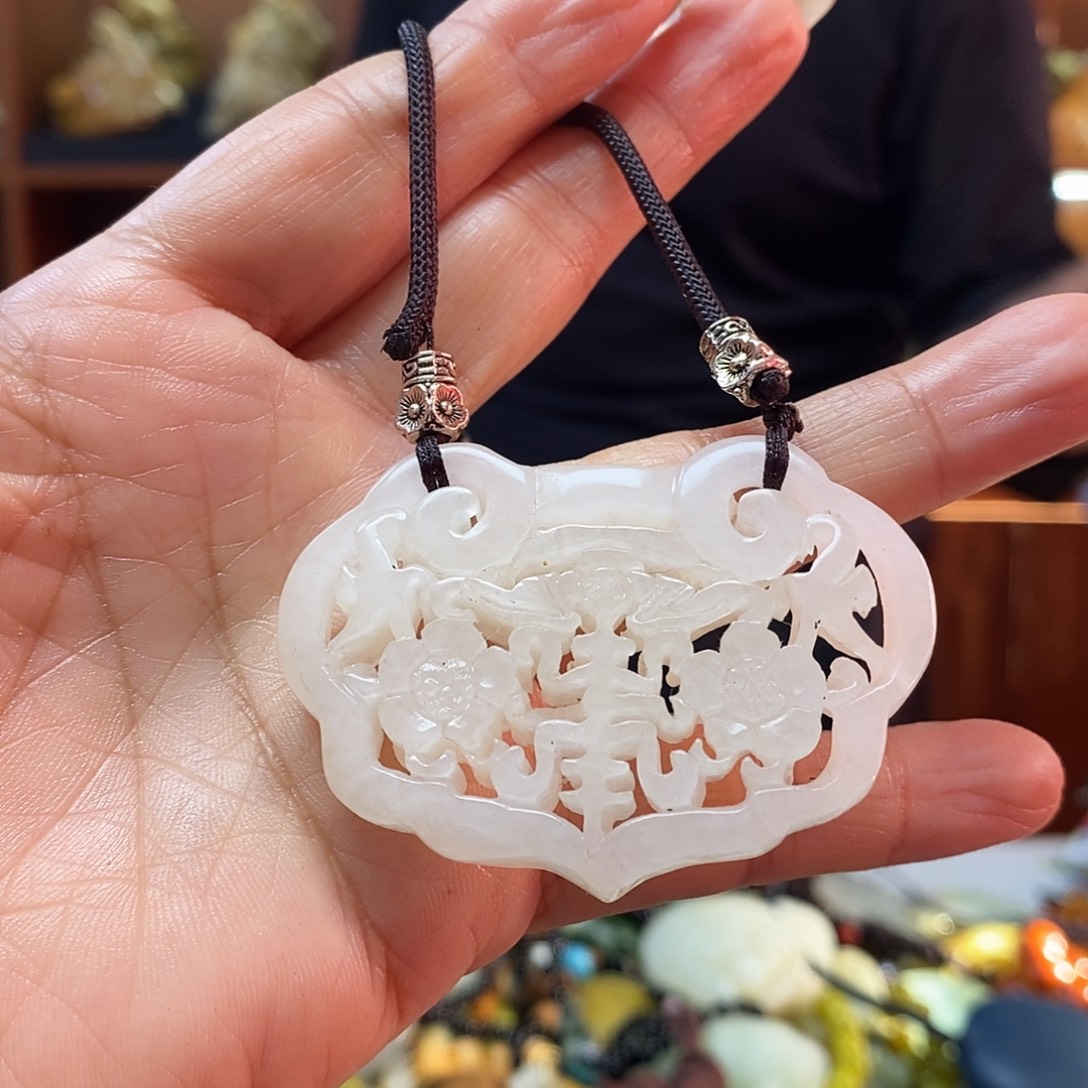 蛇纹石玉未镶嵌颈饰吊坠