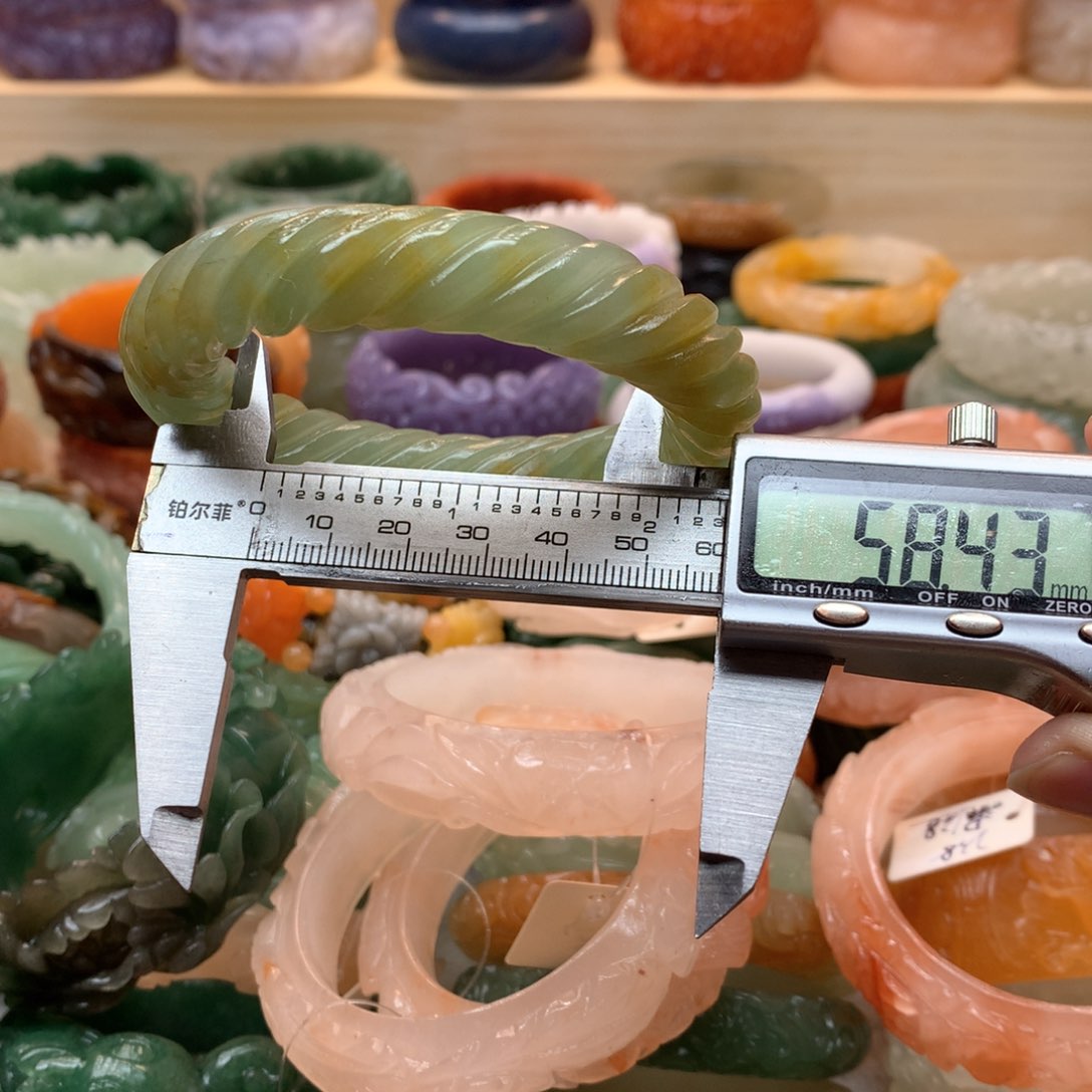 未镶嵌手镯石英质玉