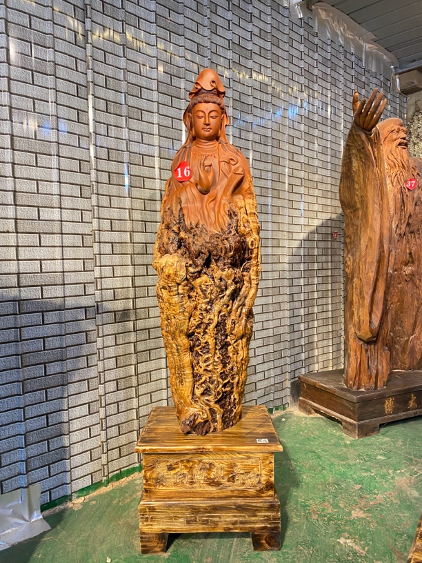 龙纹古枣木观音雷击根雕摆件