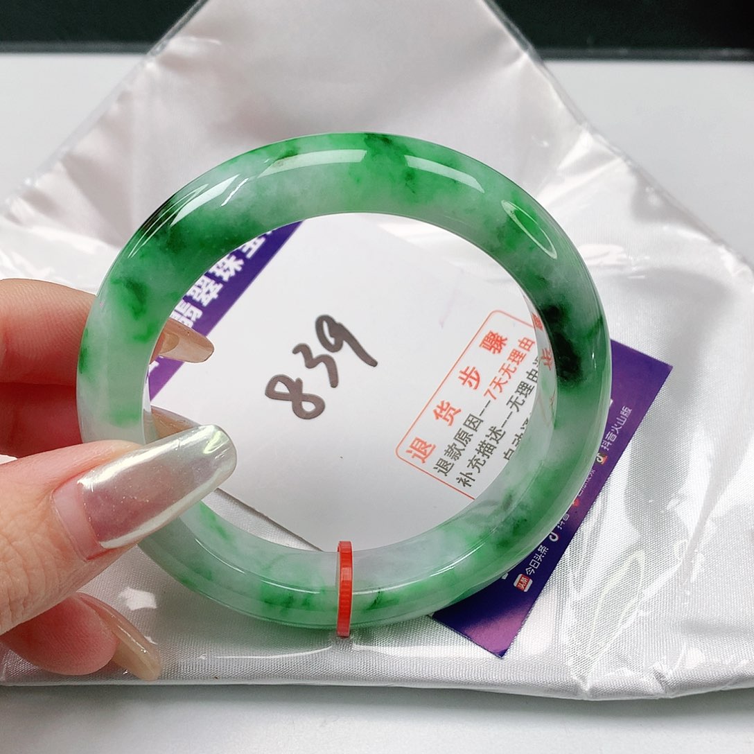 翡翠手镯未镶嵌翡翠手镯