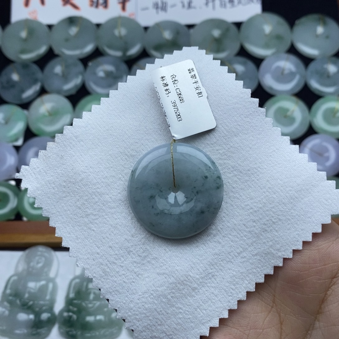 翡翠未镶嵌颈饰平安扣
