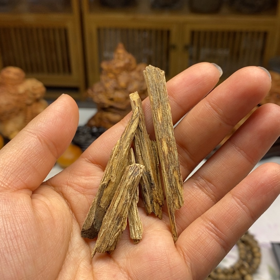 沉香沉香碎屑印度树心油 2克 随机