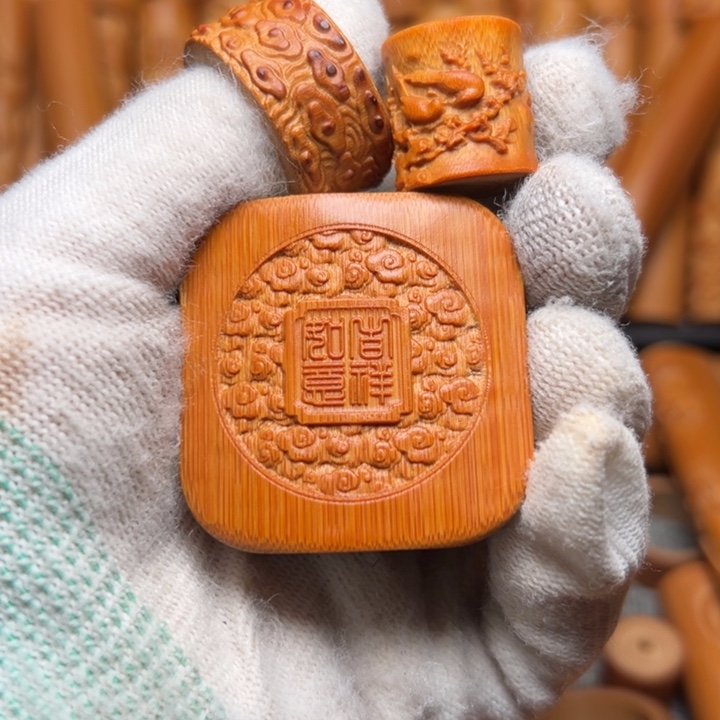 Y***阳实心竹雕刻手把件