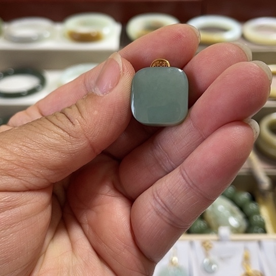 和田玉18K金镶嵌颈饰