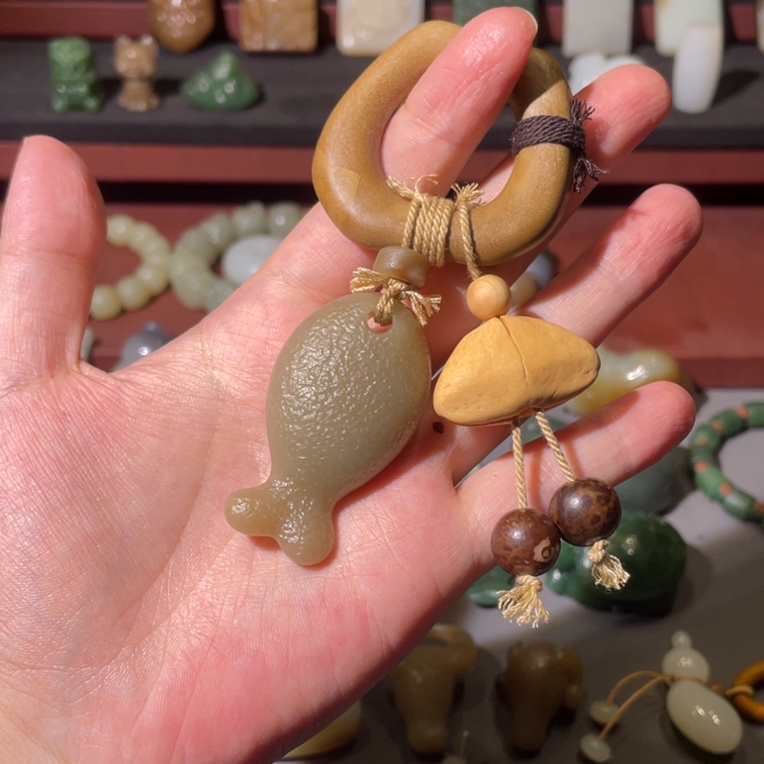 圆***儿和田玉未镶嵌颈饰