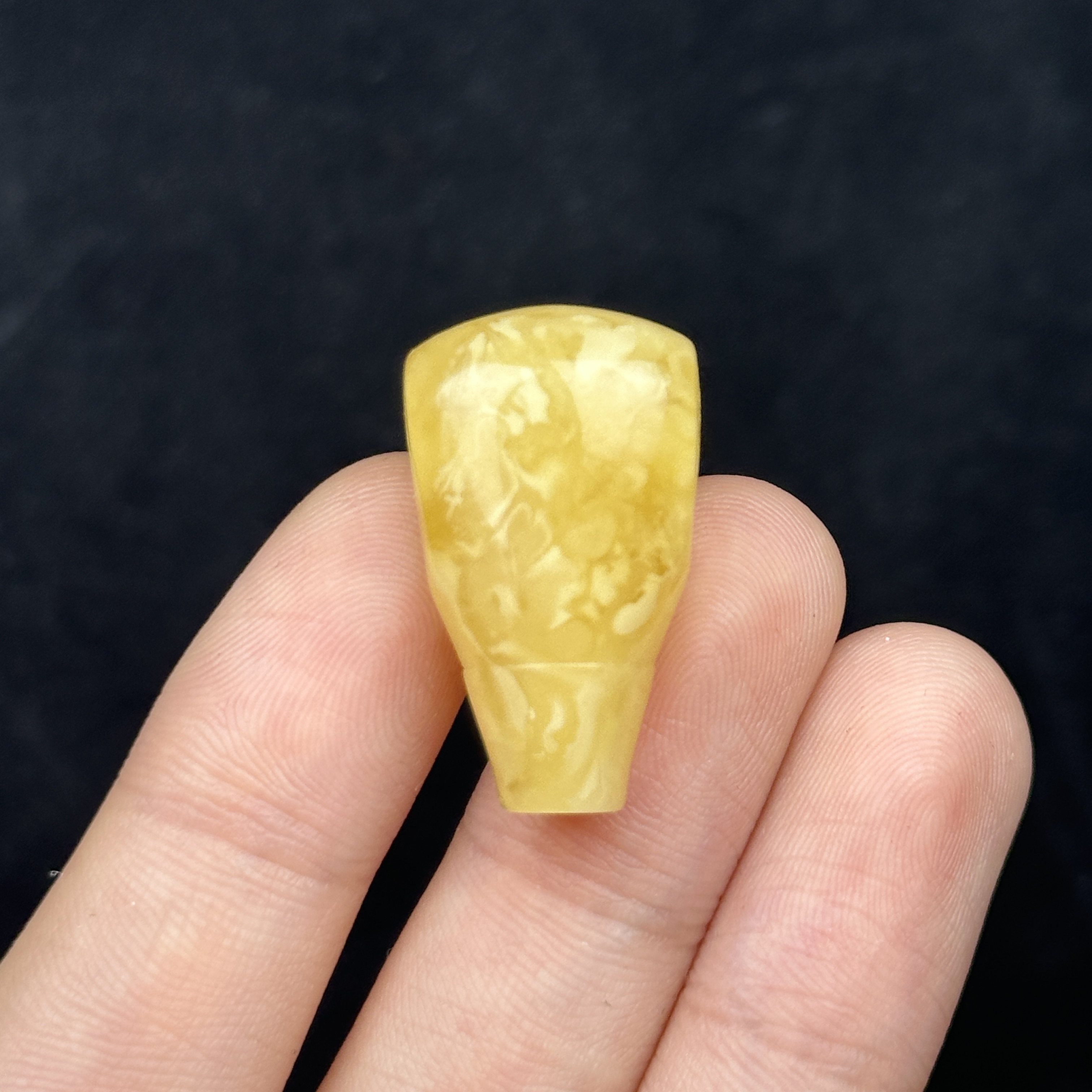 Z7134天然原矿蜜蜡 鸡油黄满蜡三通 16.3*27.7mm支持复检假一罚十