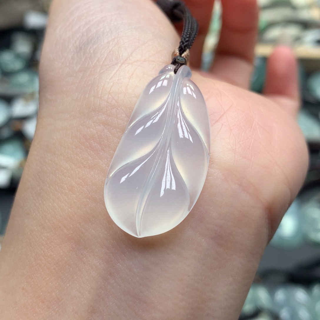 翡翠颈饰未镶嵌叶子