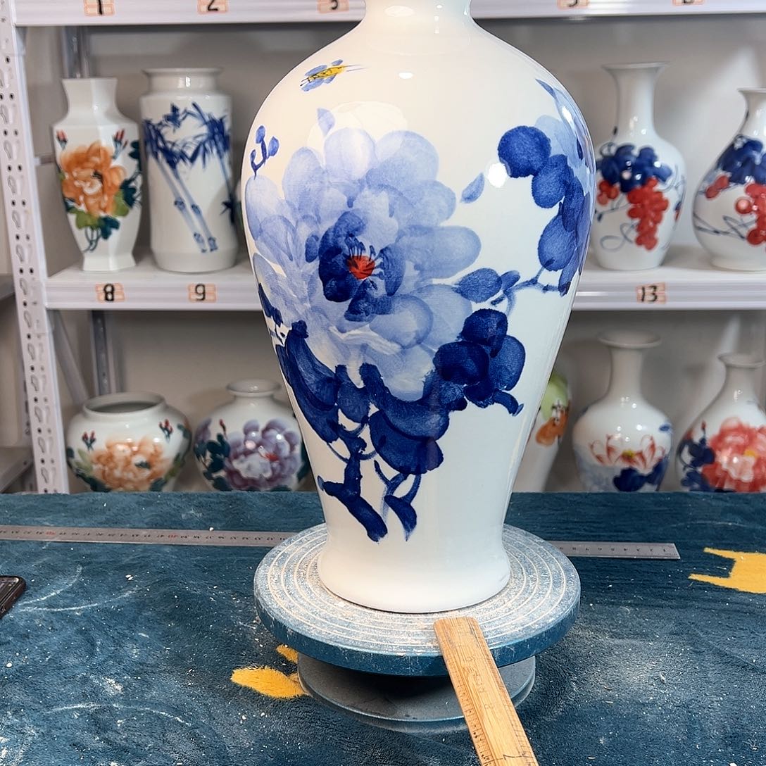 摆件景德镇陶瓷梅青牡