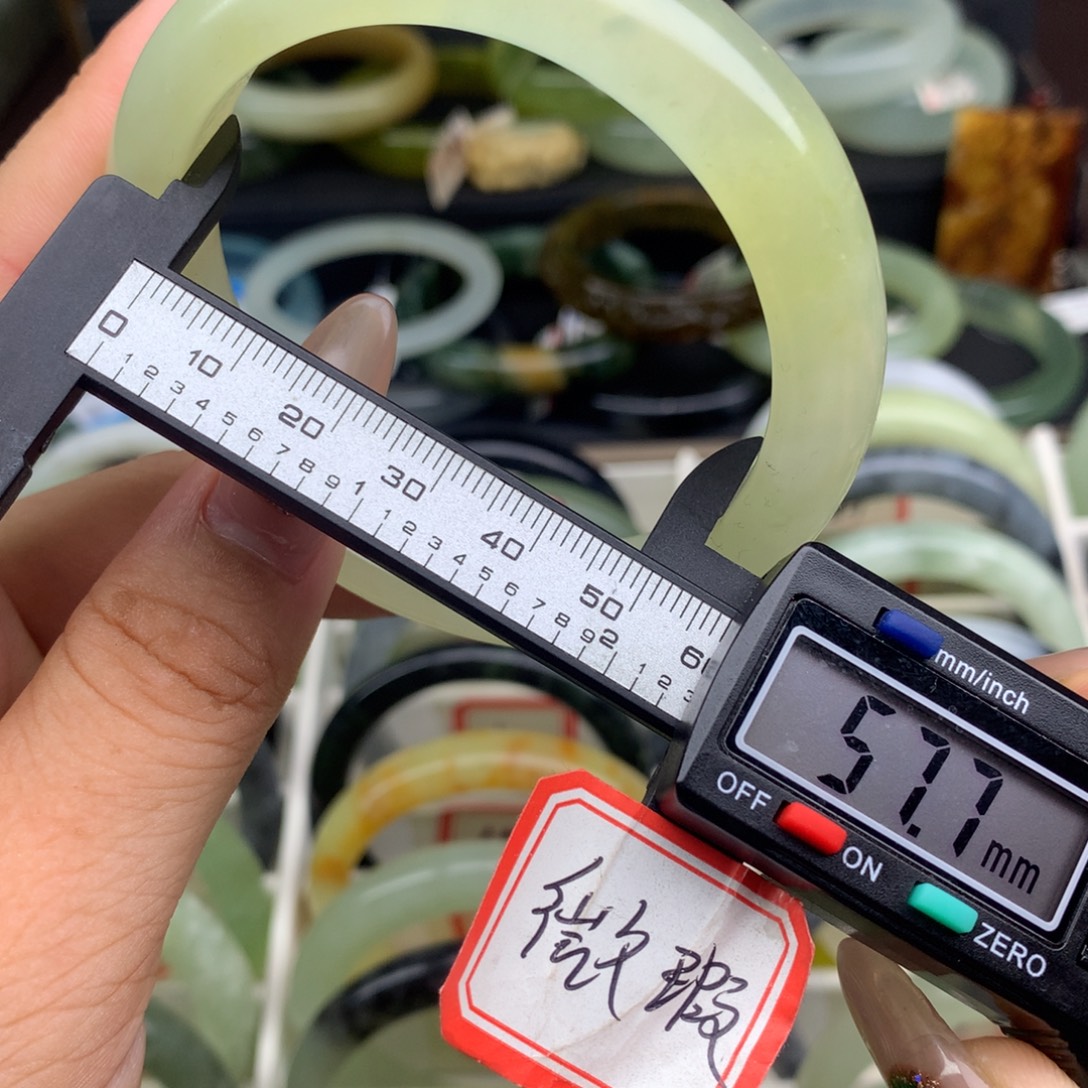 蛇纹石玉未镶嵌手镯11