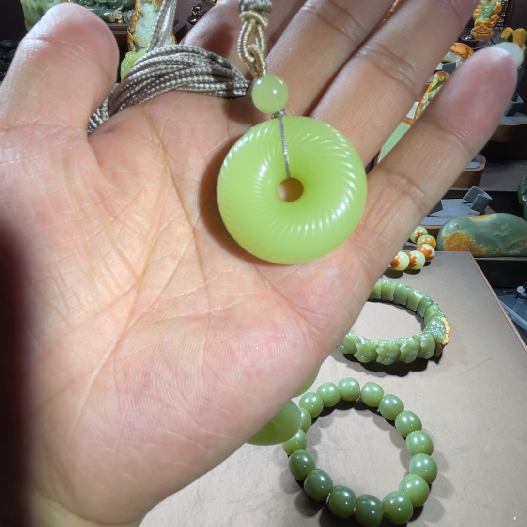 透闪石质玉螺旋纹扣子未镶嵌