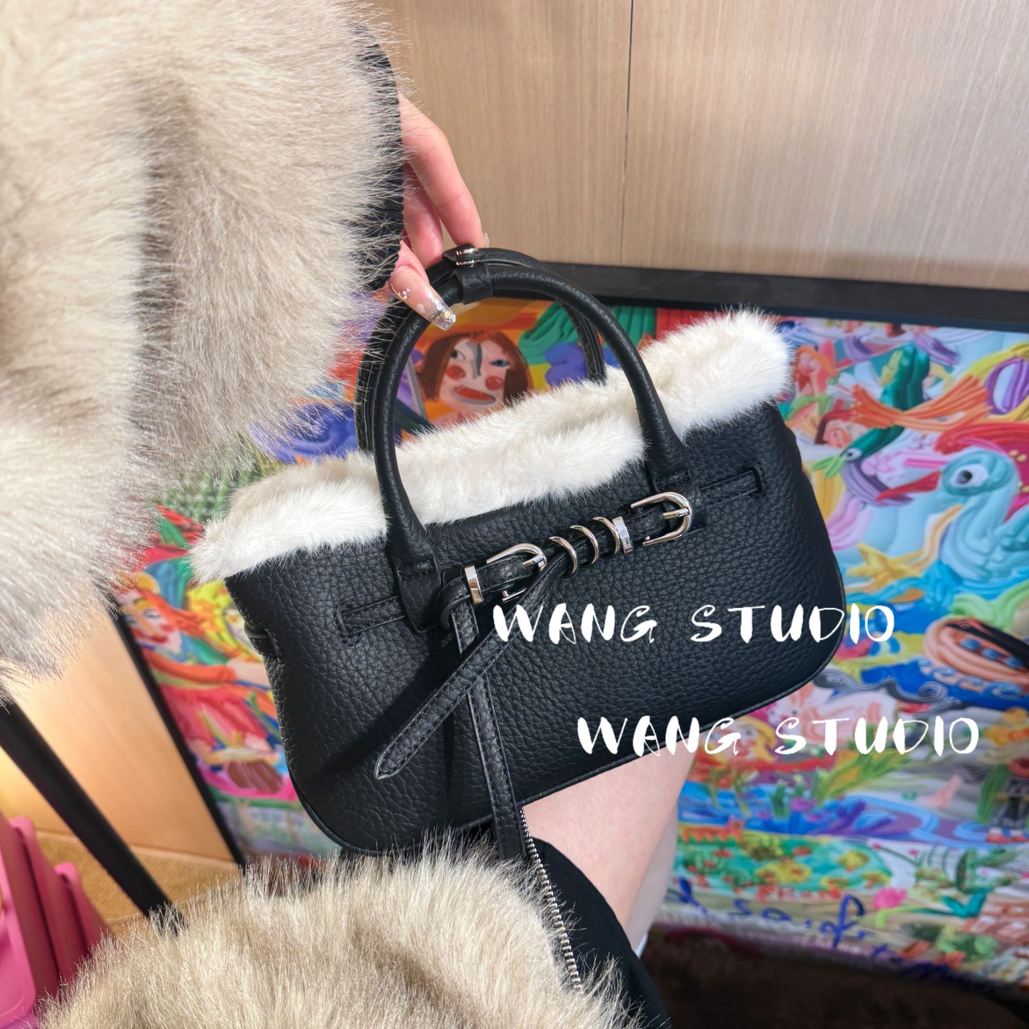 调调包包WANG STUDIO【新闻女王】小众设计款 黑色毛茸茸手提斜挎包