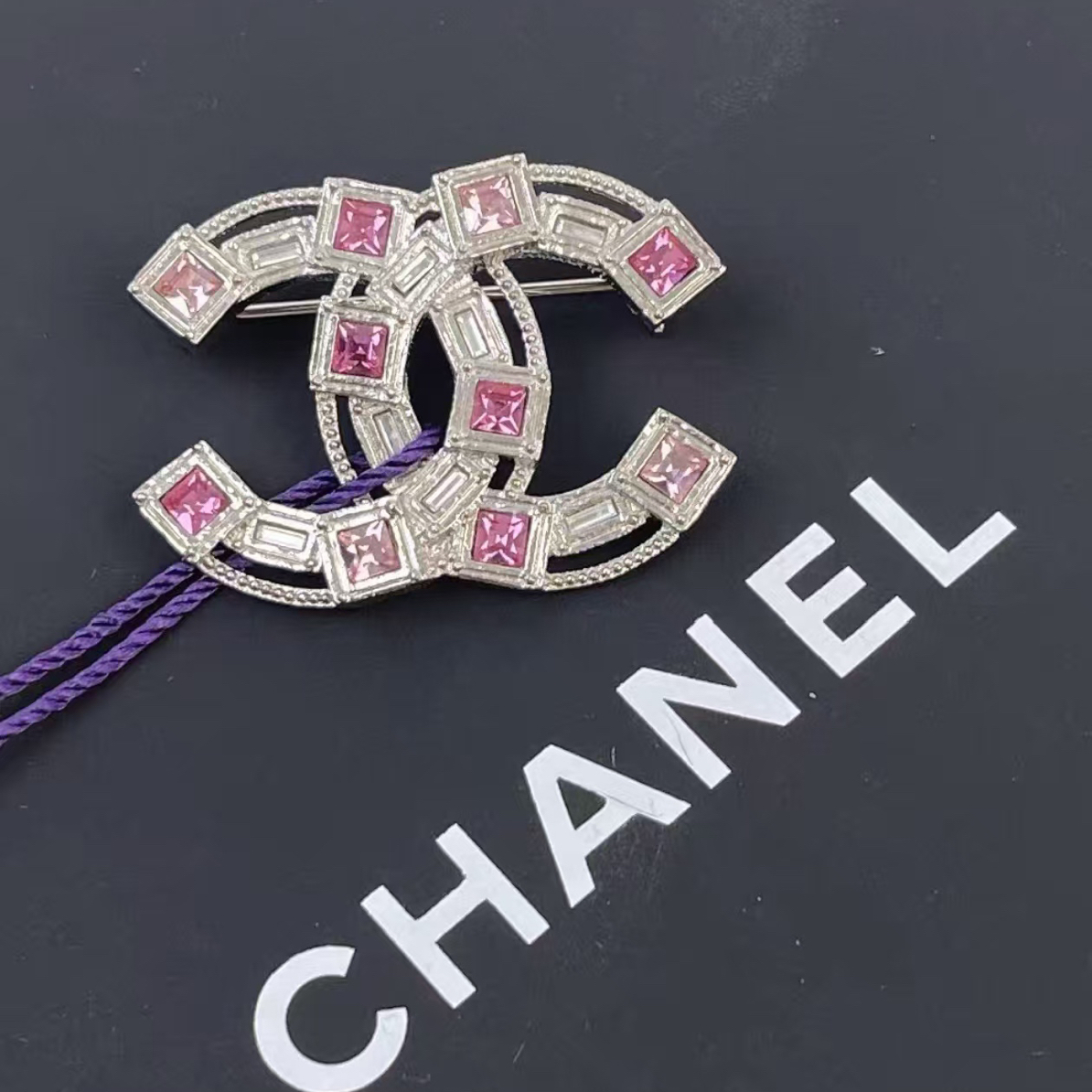 95新 Chanel/香奈儿 代卖服务！粉色方钻双c胸针 16051507  nn