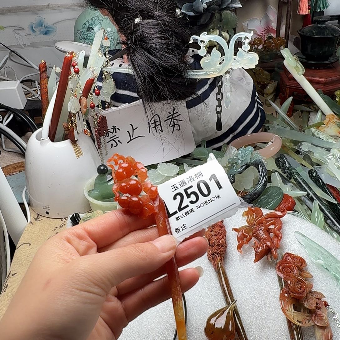 小***猪蛇纹石玉合金发饰