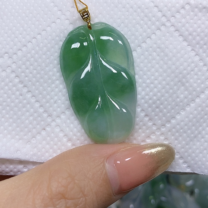 翡翠未镶嵌颈饰挂件