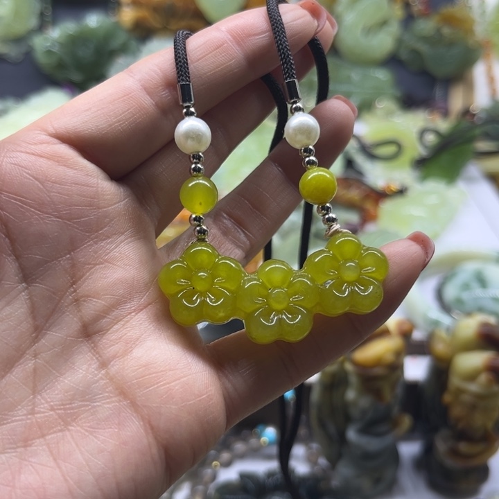 蛇纹石玉未镶嵌颈饰