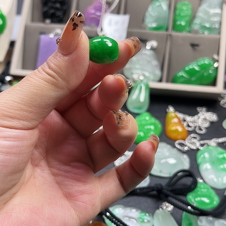 翡翠未镶嵌颈饰路路通