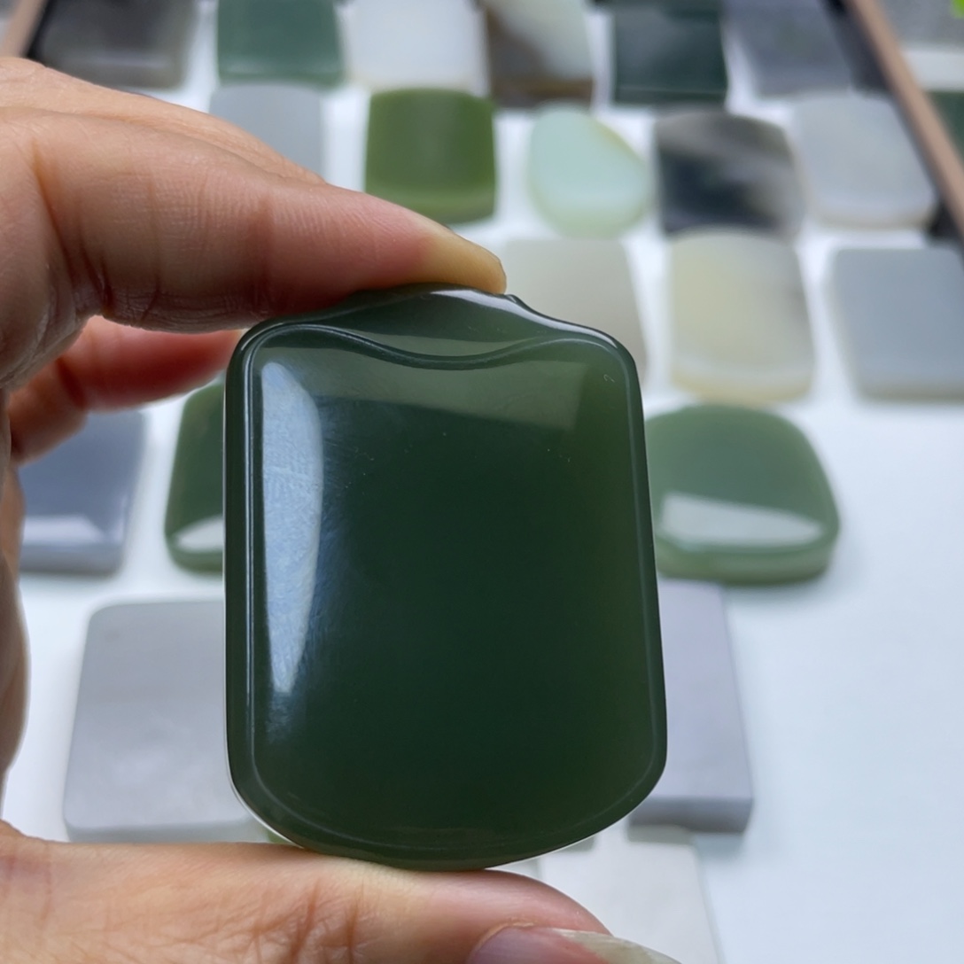 和田玉颈饰未镶嵌雨**尘