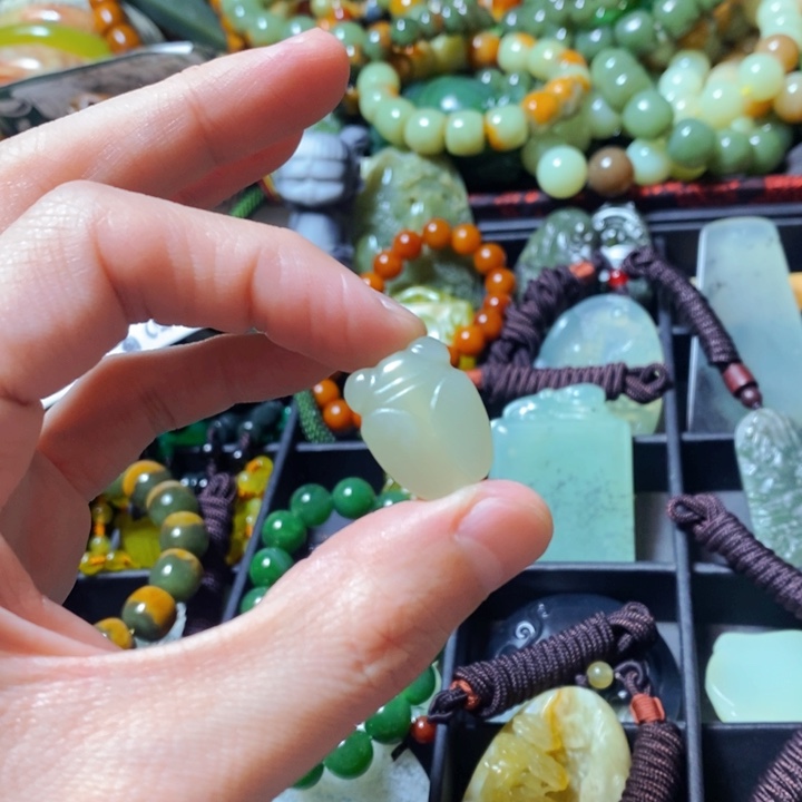 透闪石质玉未镶嵌颈饰